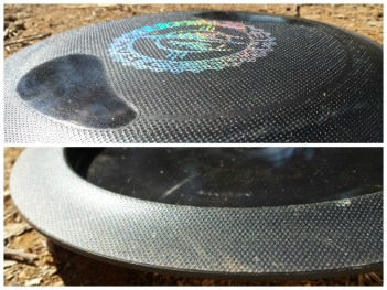 The flight plate of the Raketen features two thumb pads (top) for grip, while the hexagonal dimples cover the underside of the rim (bottom).